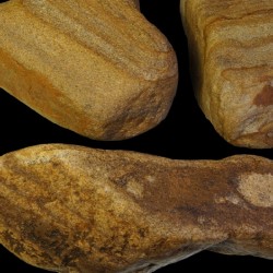 Песчаник желтый с разводом окатанный 200-300 мм.