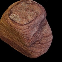 Песчаник малиновый с разводом окатанный 200-300 мм.